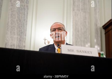 1. Juli 2020, USA: Greg Sankey, Commissioner, Southeastern Conference, sagt vor einer Anhörung des Senats für Handel, Wissenschaft und Verkehr mit dem Titel „To Examination a Compensation Framework for Intercollegiate Athleten“ im Senate Office Building in Russel auf dem Capitol Hill in Washington, DC., Mittwoch, 1. Juli 2020 aus. Abbildung: Rod Lamkey/CNP (Abbildung: © Rod Lamkey/CNP via ZUMA Wire) Stockfoto