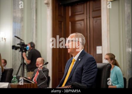 1. Juli 2020, USA: Greg Sankey, Commissioner, Southeastern Conference, sagt vor einer Anhörung des Senats für Handel, Wissenschaft und Verkehr mit dem Titel „To Examination a Compensation Framework for Intercollegiate Athleten“ im Senate Office Building in Russel auf dem Capitol Hill in Washington, DC., Mittwoch, 1. Juli 2020 aus. Abbildung: Rod Lamkey/CNP (Abbildung: © Rod Lamkey/CNP via ZUMA Wire) Stockfoto