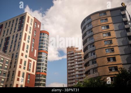 LONDON, 16. JUNI 2025: Hochhäuser in North Acton, einem Gebiet, das von der Circle Line bedient wird und aus vielen hohen Wohngebäuden besteht Stockfoto