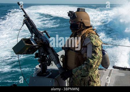 24. Juni 2020 - Manama, Bahrain - Quartiermeister 2. Klasse Victoria Rosario, dem Kommandeur der Task Unit 56 zugewiesen, steht während einer bilateralen Patrouille mit der bahrainischen Küstenwache im Arabischen Golf am 24. Juni 2020 zur Wache. Commander, Task Force 56 ist verantwortlich für die Planung und Durchführung von Expeditionsmissionen, einschließlich Operationen an den Küstenflüssen, im Einsatzgebiet der 5. US-Flotte. (Kreditbild: © Jordan Bair/USA Marineblau/ZUMA Wire/ZUMAPRESS.com) Stockfoto