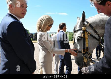 Berkshire, Großbritannien. Juli 2025. Brigitte Macron besucht die Gärten von Windsor Castle, Großbritannien am 9. Juli 2025 während des französischen Staatsbesuchs in den Vereinigten Staaten. Foto: Jeanne Accorsini/Pool/ABACAPRESS.COM Credit: Abaca Press/Alamy Live News Stockfoto