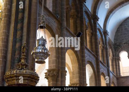 30. Mai 2018, Santiago de Compostela, Galicien, Spanien: Der Botafumeiro hängt im Mittelschiff der Kathedrale in Santiago de Compostela, Spanien. Der berühmte Silbertribel wird in einem Ritual geschwungen, das seit dem 11. Jahrhundert stattfindet. Die Stadt ist der Endpunkt des Jakobsweges, der alten katholischen Wallfahrt zur angeblichen Begräbnisstätte des Heiligen Jakobus des Großen in der Kathedrale von Santiago de Compostela. (Foto: © Paul Christian Gordon/ZUMA Wire) Stockfoto