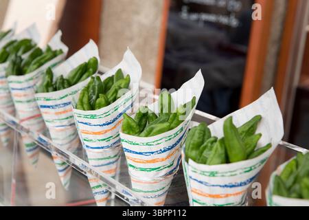 30. Mai 2018, Santiago de Compostela, Galicien, Spanien: PadrÃ³n Paprika in Papierzapfen im Mercado de Abastos in Santiago de Compostela, Spanien. Die Stadt ist der Endpunkt des Jakobsweges, der alten katholischen Wallfahrt zur angeblichen Begräbnisstätte des Heiligen Jakobus des Großen in der Kathedrale von Santiago de Compostela. (Foto: © Paul Christian Gordon/ZUMA Wire) Stockfoto
