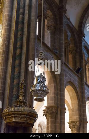 30. Mai 2018, Santiago de Compostela, Galicien, Spanien: Der Botafumeiro hängt im Mittelschiff der Kathedrale in Santiago de Compostela, Spanien. Der berühmte Silbertribel wird in einem Ritual geschwungen, das seit dem 11. Jahrhundert stattfindet. Die Stadt ist der Endpunkt des Jakobsweges, der alten katholischen Wallfahrt zur angeblichen Begräbnisstätte des Heiligen Jakobus des Großen in der Kathedrale von Santiago de Compostela. (Foto: © Paul Christian Gordon/ZUMA Wire) Stockfoto