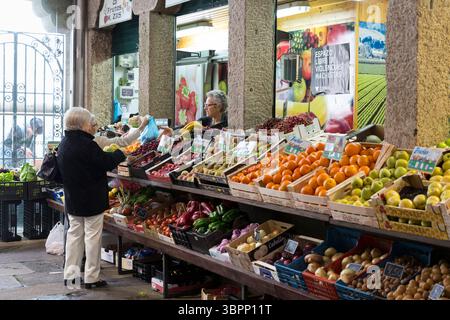 30. Mai 2018, Santiago de Compostela, Galicien, Spanien: Ein Ladenbesitzer schließt einen Verkauf mit seinen Mitarbeitern im Mercado de Abastos in Santiago de Compostela, Spanien ab. Die Stadt ist der Endpunkt des Jakobsweges, der alten katholischen Wallfahrt zur angeblichen Begräbnisstätte des Heiligen Jakobus des Großen in der Kathedrale von Santiago de Compostela. (Foto: © Paul Christian Gordon/ZUMA Wire) Stockfoto