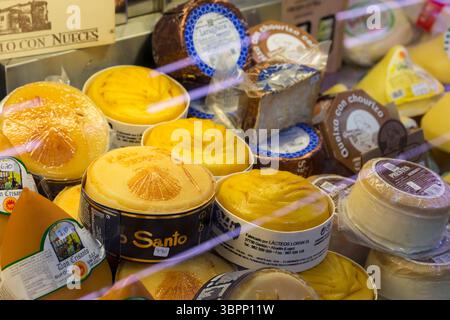 30. Mai 2018, Santiago de Compostela, Galicien, Spanien: Eine Vielzahl von Gourmet-Käsesorten im Mercado de Abastos in Santiago de Compostela, Spanien. Viele sind mit einer Muschelschale markiert, einem ikonischen Symbol der Wallfahrt. Die Stadt ist der Endpunkt des Jakobsweges, der alten katholischen Wallfahrt zur angeblichen Begräbnisstätte des Heiligen Jakobus des Großen in der Kathedrale von Santiago de Compostela. (Foto: © Paul Christian Gordon/ZUMA Wire) Stockfoto