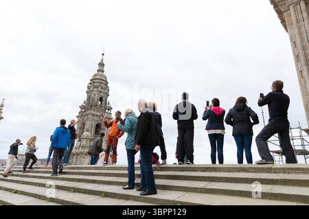 30. Mai 2018, Santiago de Compostela, Galicien, Spanien: Pilger und Touristen treffen sich zu einer Dachtour durch die Kathedrale von Santiago de Compostela in Galicien, Spanien. Die Stadt ist der Endpunkt des Jakobsweges, der alten katholischen Pilgerfahrt zur angeblichen Begräbnisstätte des Heiligen Jakobus des Großen. (Foto: © Paul Christian Gordon/ZUMA Wire) Stockfoto