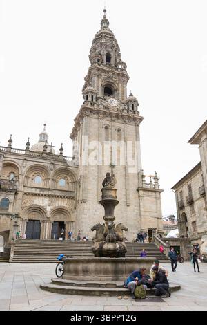 30. Mai 2018, Santiago de Compostela, Galicien, Spanien: Pilger treffen sich in der Praza das PraterÃ­as am Wahrzeichen des Springbrunnens der Pferde in Santiago de Compostela, Spanien. Die Stadt ist der Endpunkt des Jakobsweges, der alten katholischen Wallfahrt zur angeblichen Begräbnisstätte des Heiligen Jakobus des Großen in der Kathedrale von Santiago de Compostela. (Foto: © Paul Christian Gordon/ZUMA Wire) Stockfoto