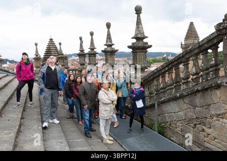 30. Mai 2018, Santiago de Compostela, Galicien, Spanien: Pilger und Touristen machen eine Tour auf dem Dach der Kathedrale von Santiago de Compostela in Galicien, Spanien. Die Stadt ist der Endpunkt des Jakobsweges, der alten katholischen Pilgerfahrt zur angeblichen Begräbnisstätte des Heiligen Jakobus des Großen. (Foto: © Paul Christian Gordon/ZUMA Wire) Stockfoto