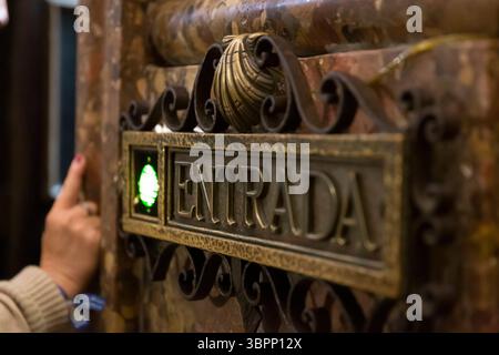 30. Mai 2018, Santiago de Compostela, Galicien, Spanien: Ein grünes Licht signalisiert den nächsten Menschen, den Schrein mit der Krypta des Heiligen Jakobus in der Kathedrale von Santiago de Compostela in Galicien, Spanien zu betreten. Die Stadt ist der Endpunkt des Jakobsweges, der alten katholischen Pilgerfahrt zur angeblichen Begräbnisstätte des Heiligen Jakobus des Großen. (Foto: © Paul Christian Gordon/ZUMA Wire) Stockfoto