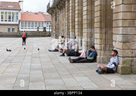 30. Mai 2018, Santiago de Compostela, Galicien, Spanien: Pilger ruhen im Praza da Obradoiro im Schatten der Kathedrale in Santiago de Compostela, Spanien. Die Stadt ist der Endpunkt des Jakobsweges, der alten katholischen Wallfahrt zur angeblichen Begräbnisstätte des Heiligen Jakobus des Großen in der Kathedrale von Santiago de Compostela. (Foto: © Paul Christian Gordon/ZUMA Wire) Stockfoto