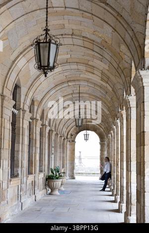 30. Mai 2018, Santiago de Compostela, Galicien, Spanien: Ein Mann raucht eine Zigarette im säulengang des Rathauses (ayuntamiento) in Santiago de Compostela, Spanien. Die Stadt ist der Endpunkt des Jakobsweges, der alten katholischen Wallfahrt zur angeblichen Begräbnisstätte des Heiligen Jakobus des Großen in der Kathedrale von Santiago de Compostela. (Foto: © Paul Christian Gordon/ZUMA Wire) Stockfoto