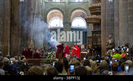 30. Mai 2018, Santiago de Compostela, Galicien, Spanien: Ein Priester entzündet den Botafumeiro während der traditionellen pilgrimsâ-Messe in der Kathedrale in Santiago de Compostela, Spanien. Der berühmte Silbertribel wird von acht Männern in roten Gewändern, bekannt als Tiraboleiros, in einem Ritual, das seit dem 11. Jahrhundert stattfindet, geschwungen. Die Stadt ist der Endpunkt des Jakobsweges, der alten katholischen Wallfahrt zur angeblichen Begräbnisstätte des Heiligen Jakobus des Großen in der Kathedrale von Santiago de Compostela. (Foto: © Paul Christian Gordon/ZUMA Wire) Stockfoto