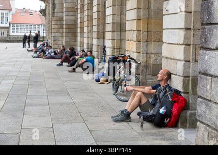 30. Mai 2018, Santiago de Compostela, Galicien, Spanien: Pilger ruhen im Praza da Obradoiro im Schatten der Kathedrale in Santiago de Compostela, Spanien. Die Stadt ist der Endpunkt des Jakobsweges, der alten katholischen Wallfahrt zur angeblichen Begräbnisstätte des Heiligen Jakobus des Großen in der Kathedrale von Santiago de Compostela. (Foto: © Paul Christian Gordon/ZUMA Wire) Stockfoto