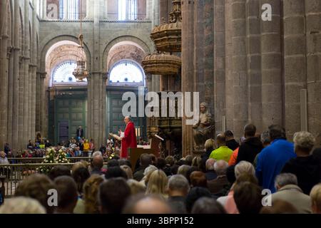 30. Mai 2018, Santiago de Compostela, Galicien, Spanien: Ein Priester führt die traditionelle pilgrimsâ-Messe in der Kathedrale von Santiago de Compostela, Spanien. Darüber befindet sich der Botafumeiro, der berühmte Silbergürtel, der in einem Ritual seit dem 11. Jahrhundert geschwungen wird. Die Stadt ist der Endpunkt des Jakobsweges, der alten katholischen Wallfahrt zur angeblichen Begräbnisstätte des Heiligen Jakobus des Großen in der Kathedrale von Santiago de Compostela. (Foto: © Paul Christian Gordon/ZUMA Wire) Stockfoto