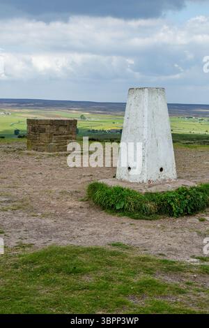 Der Trigpunkt auf dem Gipfel des Baildon Hill in Yorkshire. Der Hügel bietet einen weiten Blick über Leeds, Bradford, das Aire Valley und an klaren Tagen York. Stockfoto