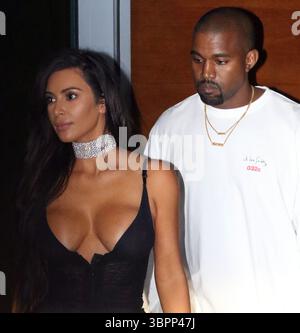 MIAMI BEACH, Florida - 17. SEPTEMBER: Kim Kardashian brachte Kanye West auf dem Weg zu seinem Konzert in Miami auf die Bühne, als sie ein tiefgeschnittenes, transparentes schwarzes Kleid und einen Diamant-Choker trug, der der Fantasie am 17. September 2016 in Miami Beach, Florida wenig Raum ließ... Leute: Kim Kardashian, Kanye West. (Kreditbild: © SMG via ZUMA Wire) Stockfoto