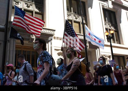 4. Juli 2020, Chicago, Illinois, USA: Demonstranten von Black Lives Matter marschieren am 4. Juli am Rathaus in Chicago vorbei. (Bild: © Dominic Gwinn/ZUMA Wire) Stockfoto