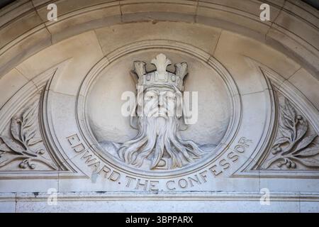London, Vereinigtes Königreich - 3. März 2025: Skulptur von Edward dem Bekenner - angelsächsischer englischer König und Heiliger, an der Außenseite des Foreign and Commonwealth O Stockfoto