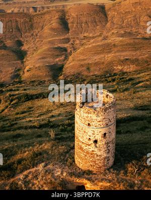 Aus der Luft fliegen Sie über einen alten Wachturm aus Stein, der allein auf einem abgelegenen Bergrücken am David Gareja Complex in Georgia steht und die mittelalterliche Verteidigung symbolisiert, i Stockfoto