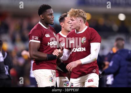 Maro Itoje (links) der britischen und irischen Lions schüttelte Henry Pollock nach dem Sieg beim Spiel der Qatar Airways Lions Tour 2025 im GIO Stadium Canberra, Australien, die Hand. Bilddatum: Mittwoch, 9. Juli 2025. Stockfoto