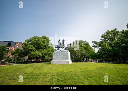 Reiterstandbild von George Washington am Washington Circle in Foggy Bottom, Washington DC | WASHINGTON DC — Die bronzene Reiterfigur von George Washington von Clark Mills steht im Zentrum des Washington Circle in Foggy Bottom, der erste Präsident in Militäruniform zu Pferd. Das 1860 zur Ehrung von Washingtons Kommandanten im Unabhängigkeitskrieg enthüllte Denkmal liegt am Zusammenfluss von Pennsylvania Avenue, New Hampshire Avenue und K Street NW und wird vom National Park Service gepflegt. Stockfoto