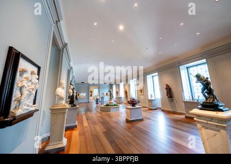 National Gallery of Art Gallery G3 Washington DC | WASHINGTON D.C., Vereinigte Staaten — Gallery G3 im West Building der National Gallery of Art zeigt europäische Skulpturen und dekorative Kunst aus dem 17. Bis 19. Jahrhundert unter einer gewölbten Decke. Marmorbüsten, Bronzefiguren und Relieftafeln säumen den Raum, Teil einer Sammlung, die größtenteils auf Andrew W. Mellons Gründungsgeschenk von 1937 basiert. Stockfoto