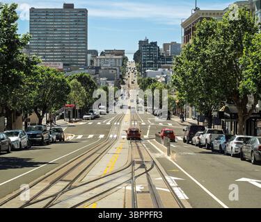 San Francisco Kalifornien, USA. April 2019. California Street, eine berühmte Route mit sichtbaren Straßenbahnstrecken, die die Geschichte der Stadt veranschaulichen Stockfoto