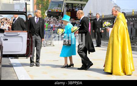 Königin Elisabeth II. Verlässt Westminster Abbey nach dem Royal Maundy Service in London am 21. April 2011 Stockfoto