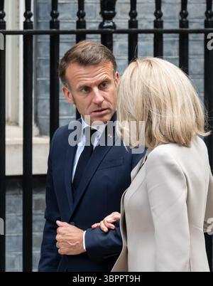 London, Großbritannien. Juli 2025. Der britische Premierminister Sir Keir Starmer und seine Frau Victoria begrüßen den französischen Präsidenten Emmanuel Macron und seine Frau Brigitte in der Downing Street zu Gesprächen am zweiten Tag des Staatsbesuchs Credit: Phil Robinson/Alamy Live News Stockfoto