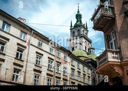 Korniakt-Turm und Gebäude der Altstadt in Lemberg Ukraine Stockfoto