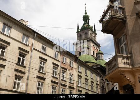 Korniakt-Turm und Gebäude der Altstadt in Lemberg Ukraine Stockfoto