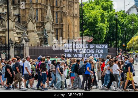 London, Großbritannien. Juli 2025. Eine kleine Demonstration mit einem Plakat mit der Aufschrift "die Menschen in Gaza bitten um Hilfe der Welten" für Palästina vor dem Parlament während des Staatsbesuchs von Präsident Macron in London. Guy Bell/Alamy Live News Stockfoto