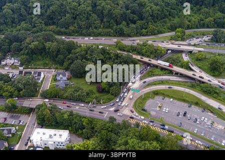 Luftaufnahme des Autobahnkreuzes mit Verkehrsstaus, Conshohocken Pennsylvania, USA Stockfoto