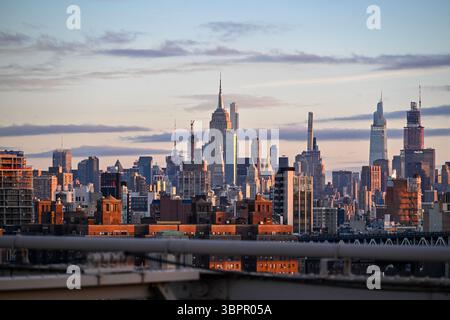 Manhattan Skyline in der Abenddämmerung von der Brooklyn Bridge aus mit den berühmten beleuchteten Wolkenkratzern, New York City, USA Stockfoto
