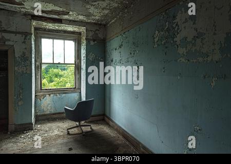 Einsamer Stuhl mit Blick auf die Witwe in einsamem Schlafzimmer, verlassenes Haus, Indiana USA Stockfoto