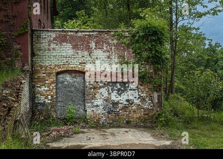 Zerbröckelnde Mauer eines verlassenen Gebäudes, Rockville Indiana, USA Stockfoto