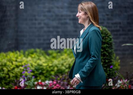 London, Großbritannien. 9. Juli 2025. Die britische Finanzkanzlerin Rachel Reeves kommt in der Downing Street 10 vor der offiziellen Begrüßung des französischen Präsidenten Emmanuel Macron und der First Lady Brigitte Macron an, die kurz darauf von Premierminister Sir Keir Starmer und seiner Frau Victoria Starmer begrüßt werden. Stockfoto