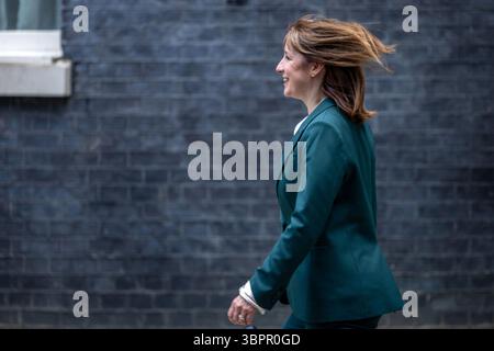London, Großbritannien. 9. Juli 2025. Die britische Finanzkanzlerin Rachel Reeves kommt in der Downing Street 10 vor der offiziellen Begrüßung des französischen Präsidenten Emmanuel Macron und der First Lady Brigitte Macron an, die kurz darauf von Premierminister Sir Keir Starmer und seiner Frau Victoria Starmer begrüßt werden. Stockfoto