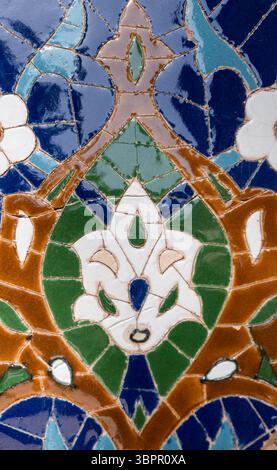 Traditionelle Kunst Usbekistans - Muster von farbigen Fliesen an den Wänden des Mausoleums Gur-Emir, Samarkand, Usbekistan Stockfoto