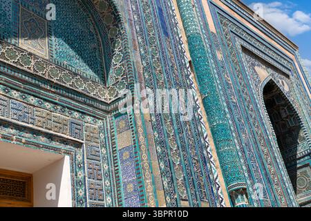Fassade des Mausoleums von Shadi Mulk Aga, Nichte von Amir Timur. Historischer Komplex Shah-i-Zinda, Samarkand, Usbekistan Stockfoto