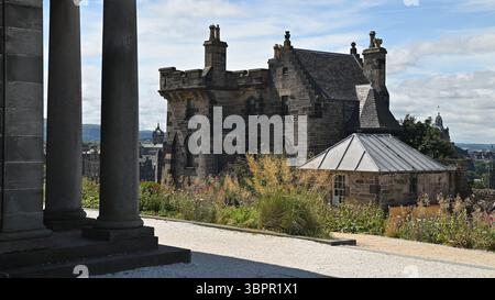 Edinburgh Schottland, Vereinigtes Königreich 09. Juli 2025. Calton Hill in Edinburgh bietet einen Blick auf die Stadt, einschließlich Sehenswürdigkeiten wie das Schloss. Stockfoto
