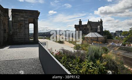 Edinburgh Schottland, Vereinigtes Königreich 09. Juli 2025. Calton Hill in Edinburgh bietet einen Blick auf die Stadt, einschließlich Sehenswürdigkeiten wie das Schloss. Stockfoto