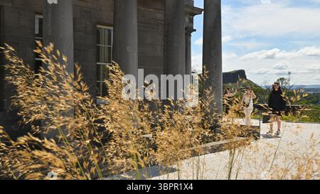 Edinburgh Schottland, Vereinigtes Königreich 09. Juli 2025. Calton Hill in Edinburgh bietet einen Blick auf die Stadt, einschließlich Sehenswürdigkeiten wie das Schloss. Stockfoto