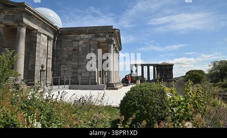 Edinburgh Schottland, Vereinigtes Königreich 09. Juli 2025. Calton Hill in Edinburgh bietet einen Blick auf die Stadt, einschließlich Sehenswürdigkeiten wie das Schloss. Stockfoto