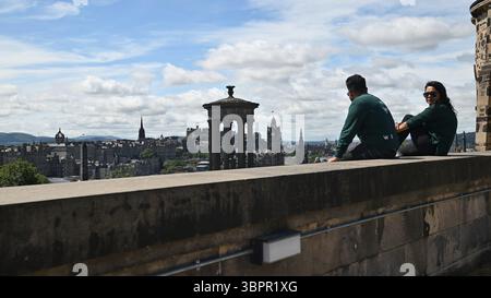Edinburgh Schottland, Vereinigtes Königreich 09. Juli 2025. Calton Hill in Edinburgh bietet einen Blick auf die Stadt, einschließlich Sehenswürdigkeiten wie das Schloss. Stockfoto