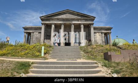 Edinburgh Schottland, Vereinigtes Königreich 09. Juli 2025. Calton Hill in Edinburgh bietet einen Blick auf die Stadt, einschließlich Sehenswürdigkeiten wie das Schloss. Stockfoto