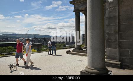 Edinburgh Schottland, Vereinigtes Königreich 09. Juli 2025. Calton Hill in Edinburgh bietet einen Blick auf die Stadt, einschließlich Sehenswürdigkeiten wie das Schloss. Stockfoto