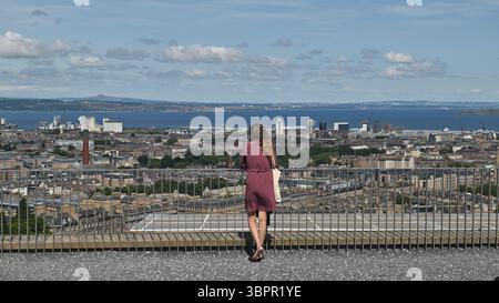 Edinburgh Schottland, Vereinigtes Königreich 09. Juli 2025. Calton Hill in Edinburgh bietet einen Blick auf die Stadt, einschließlich Sehenswürdigkeiten wie das Schloss. Stockfoto