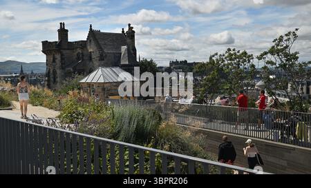 Edinburgh Schottland, Vereinigtes Königreich 09. Juli 2025. Calton Hill in Edinburgh bietet einen Blick auf die Stadt, einschließlich Sehenswürdigkeiten wie das Schloss. Stockfoto